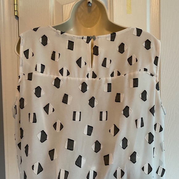 BUY 2 ITEMS & GET 1 FREE: Tommy Hilfiger B&W Geo Print Blouse Sz XL - Picture 4 of 8